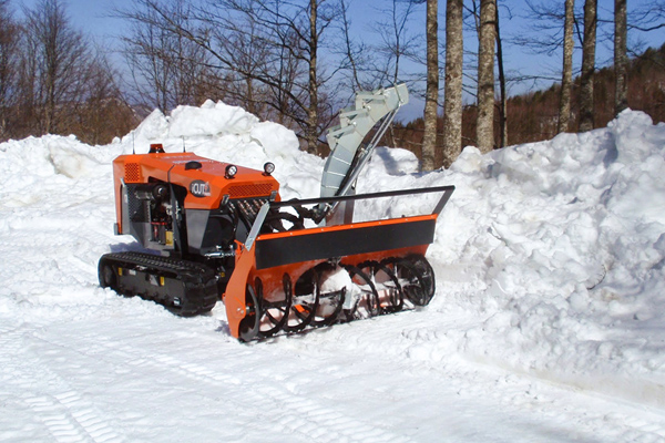 Роботизированная самоходная косилка Ferri iCut с навесным снегоотбрасывателем